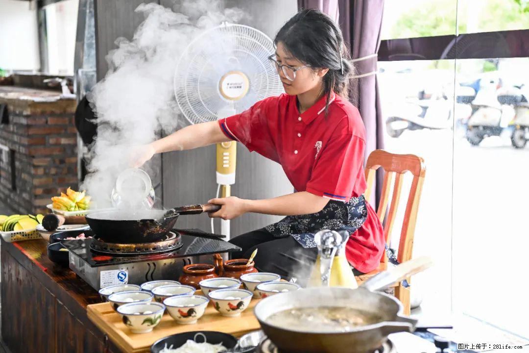 全网追的“扁担女孩”，找了一份暑假工，时薪12元 - 乐山生活资讯 - 乐山28生活网 ls.28life.net